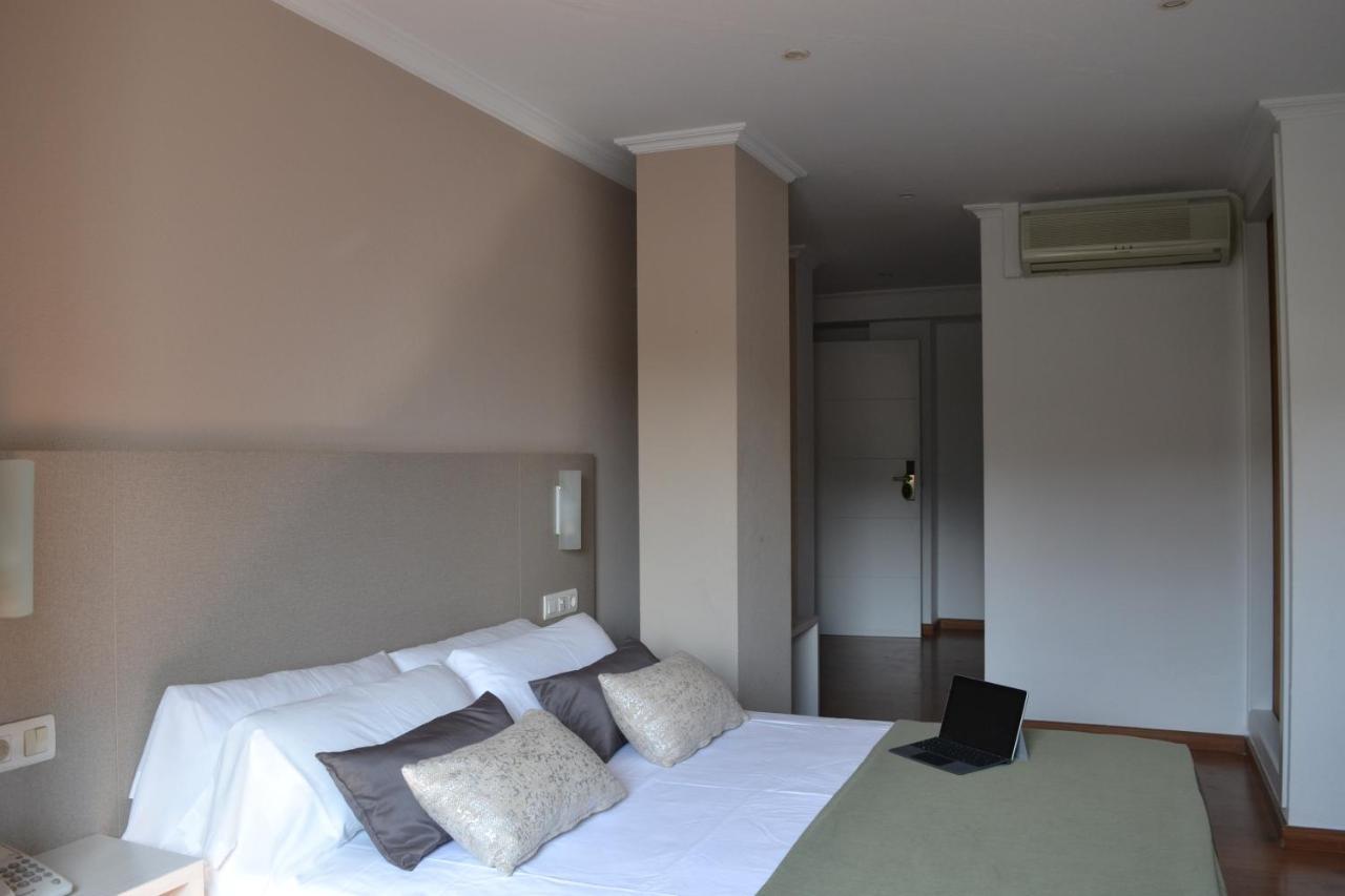 Duerming Villa De Sarria Hotel ภายนอก รูปภาพ